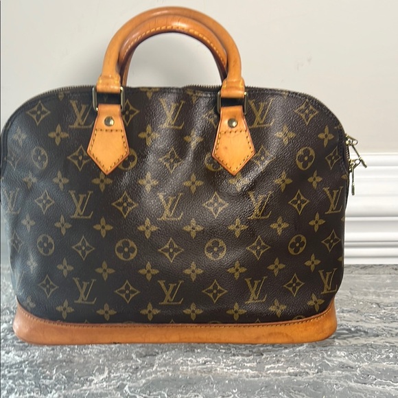 Louis Vuitton Alma Monogram Brown Handbag - Picture 3 of 15